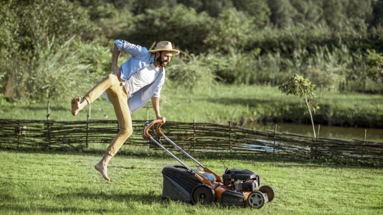 Découvrez nos meilleures tondeuses pour herbes hautes en 2025